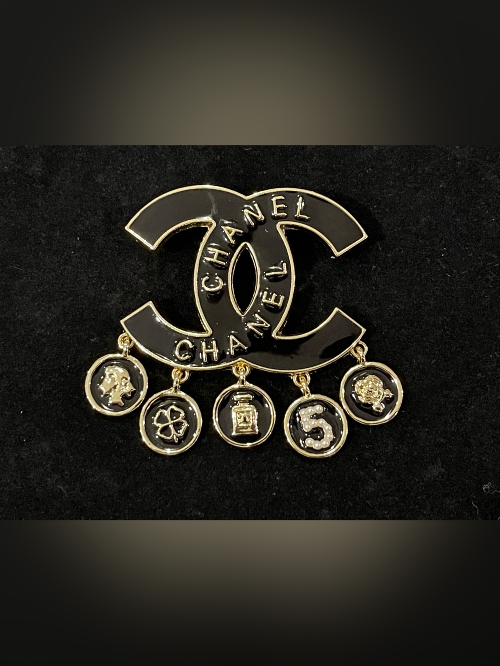 Fashion Jewelry Black and Gold Enamel CC Logo Brooch with Charm Medallions